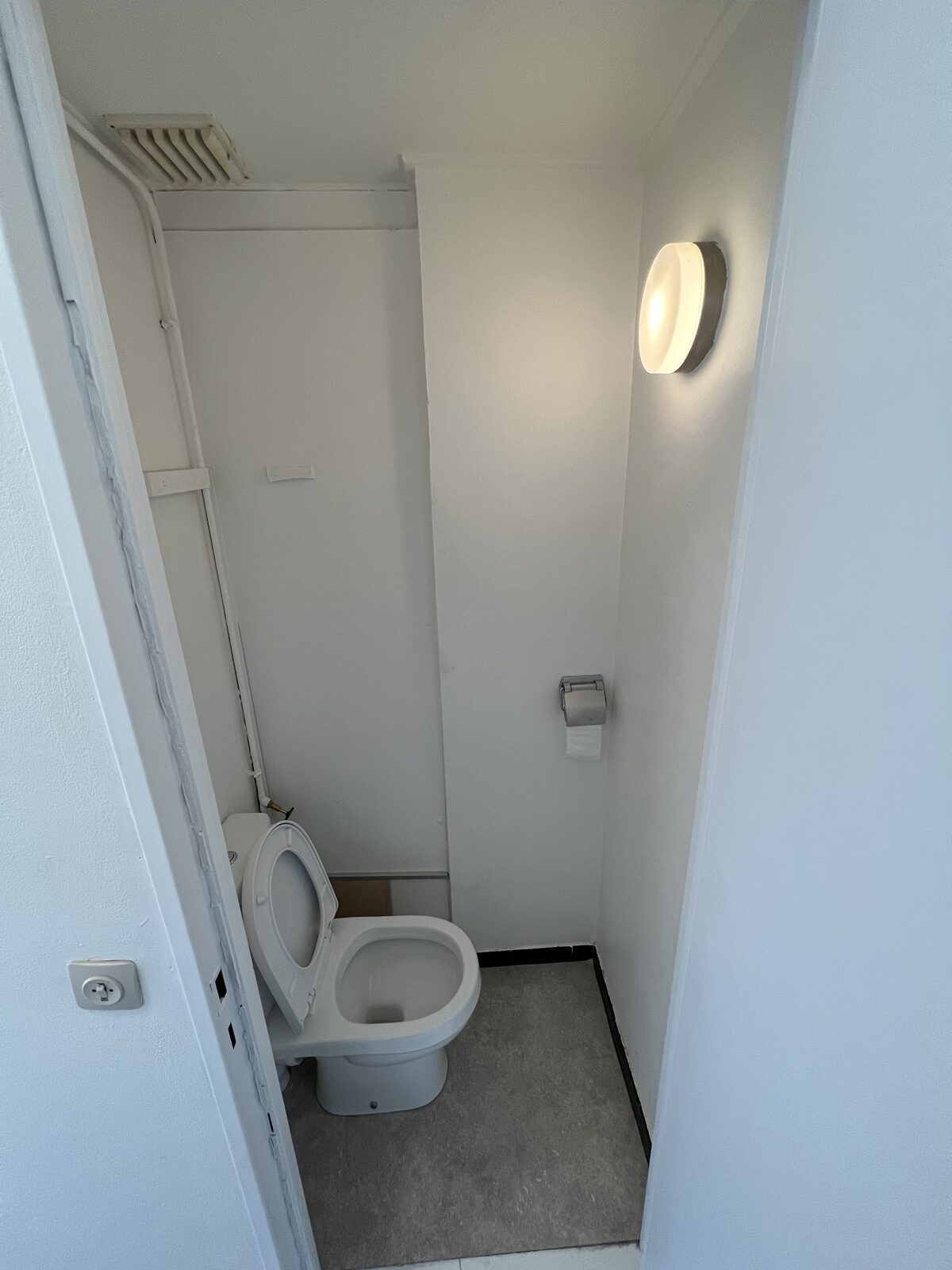 Apart toilet van het appartement te huur aan de Belgiëlei 66 in Antwerpen