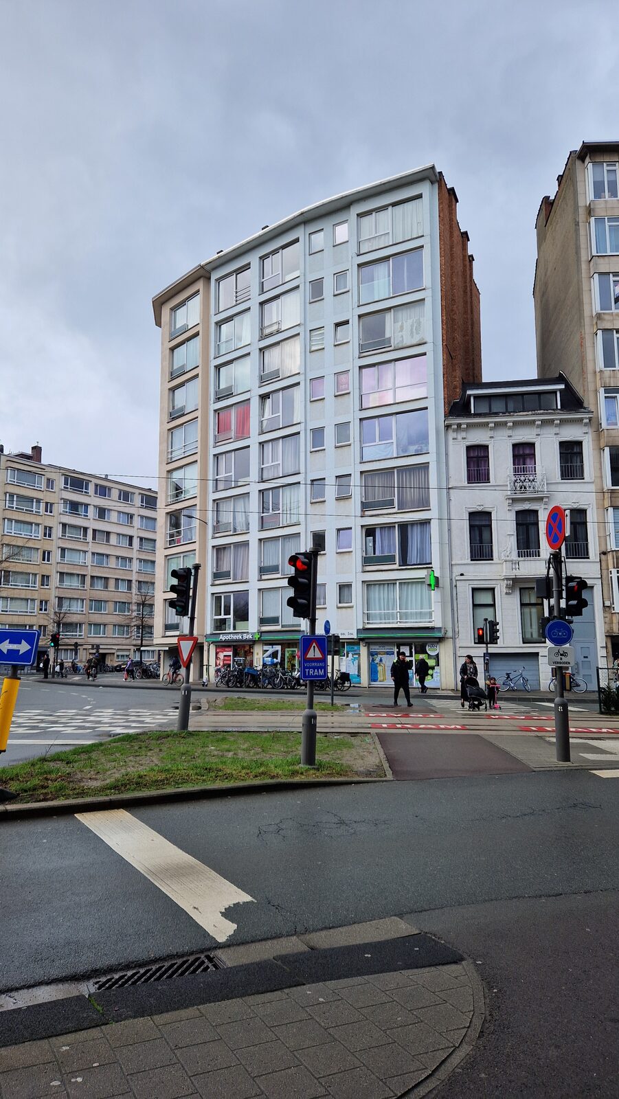 Het gebouw aan de Belgiëlei 66 in Antwerpen, met het appartement op de derde verdieping