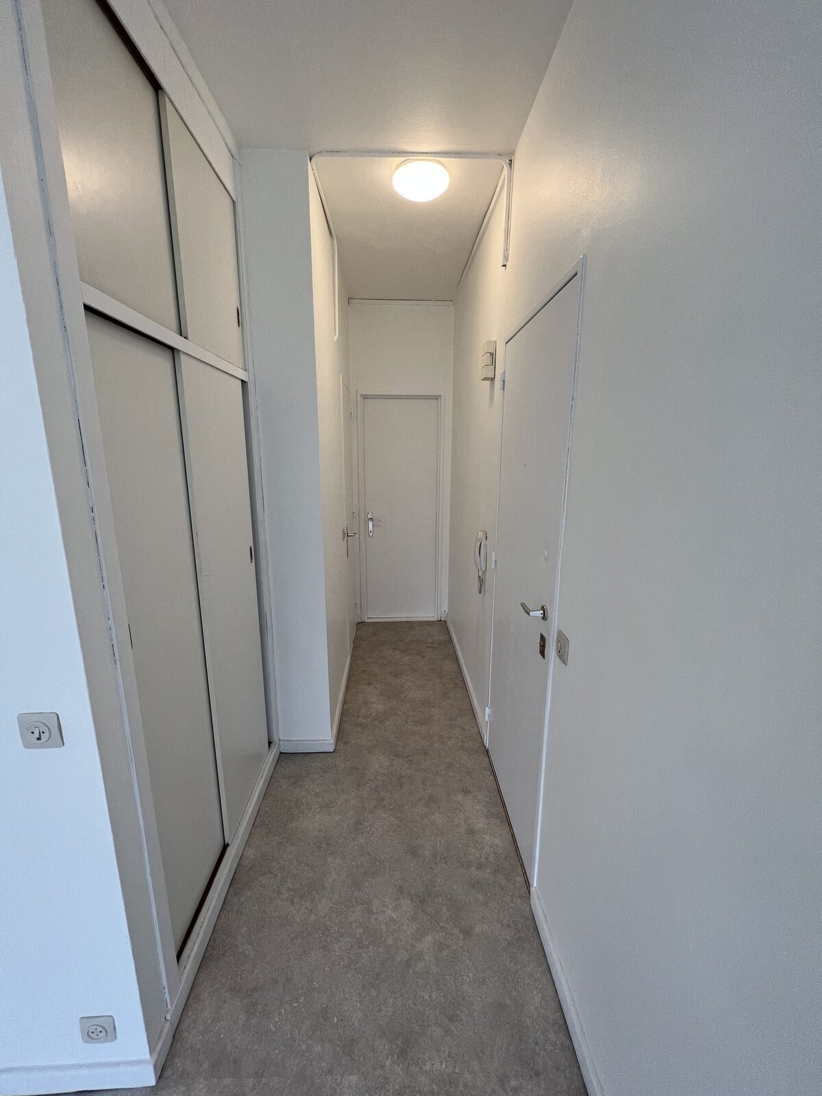 Inkomhal met ingemaakte kasten van het appartement aan de Belgiëlei 66