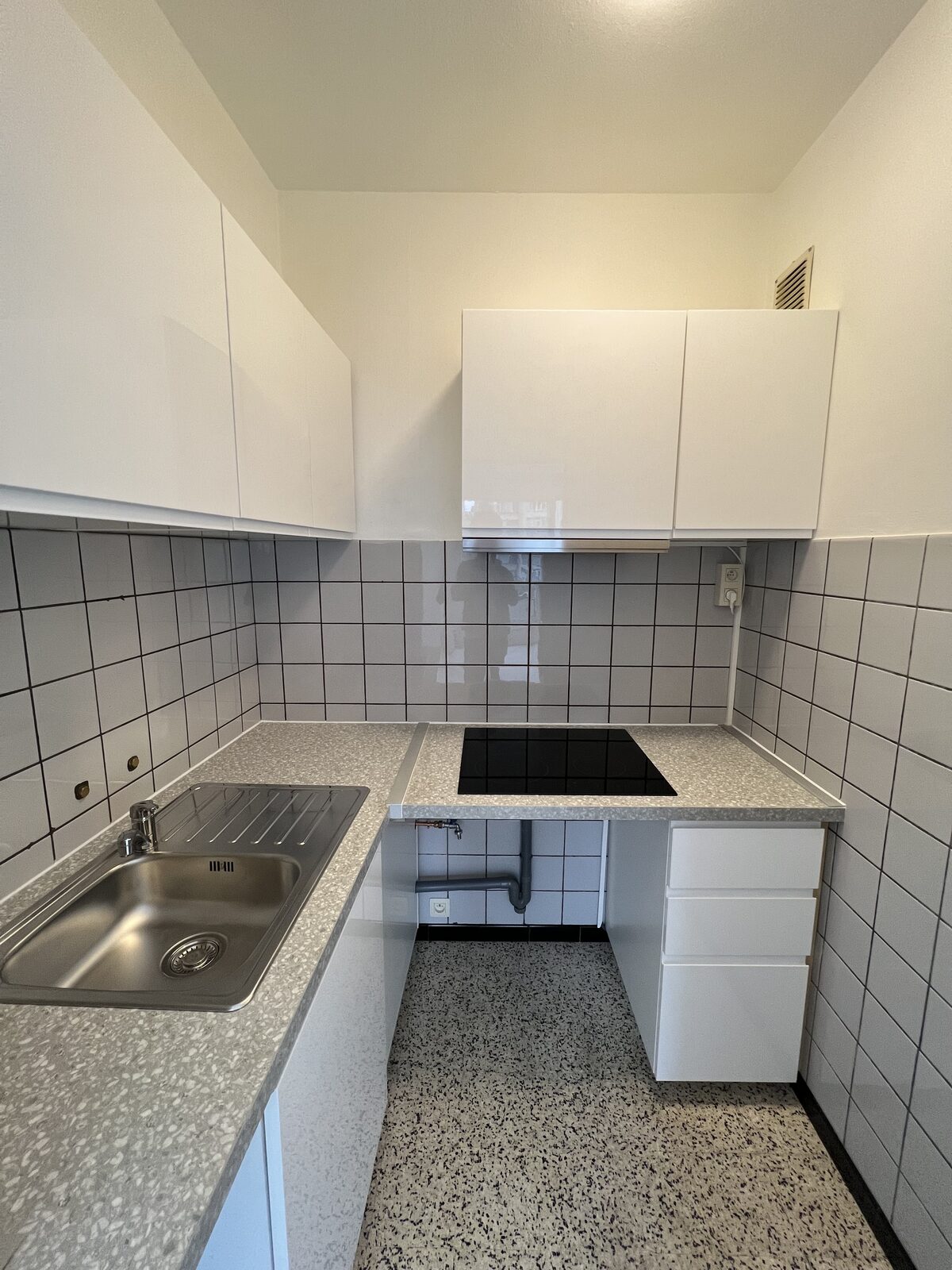 Halfopen keuken met keramische kookplaat en kastruimte, appartement te huur Antwerpen 2018