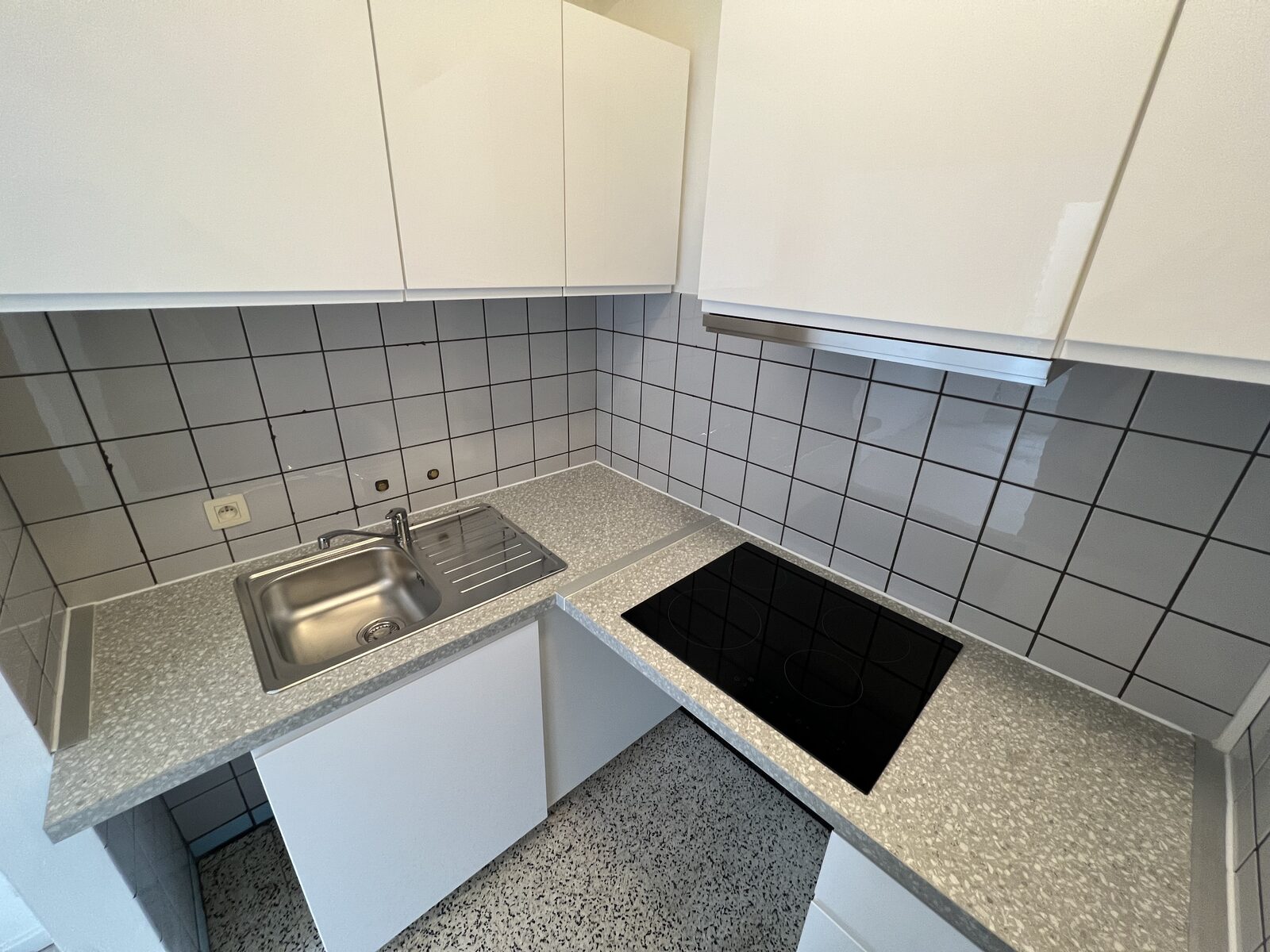 Werkblad, spoelbak en onderkasten van de keuken aan de Belgiëlei 66