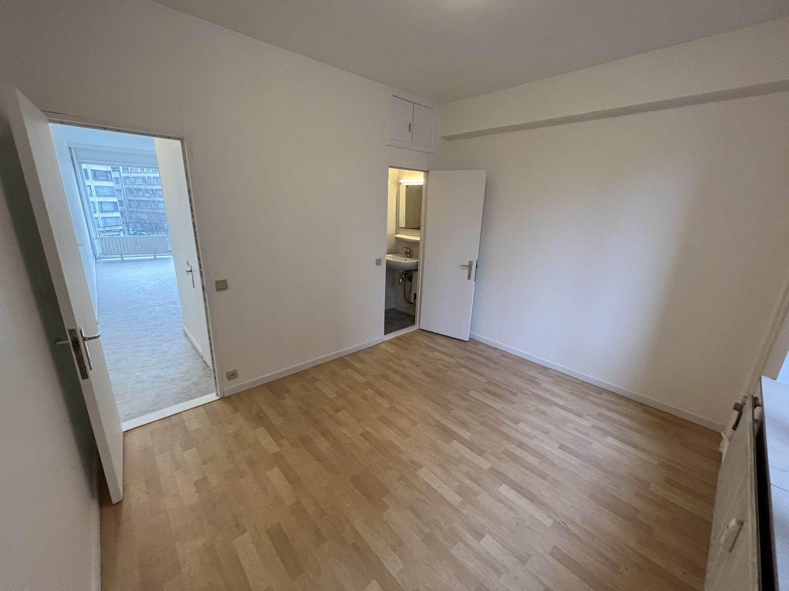 Slaapkamer met doorgang naar de leefruimte van het appartement aan de Belgiëlei 66