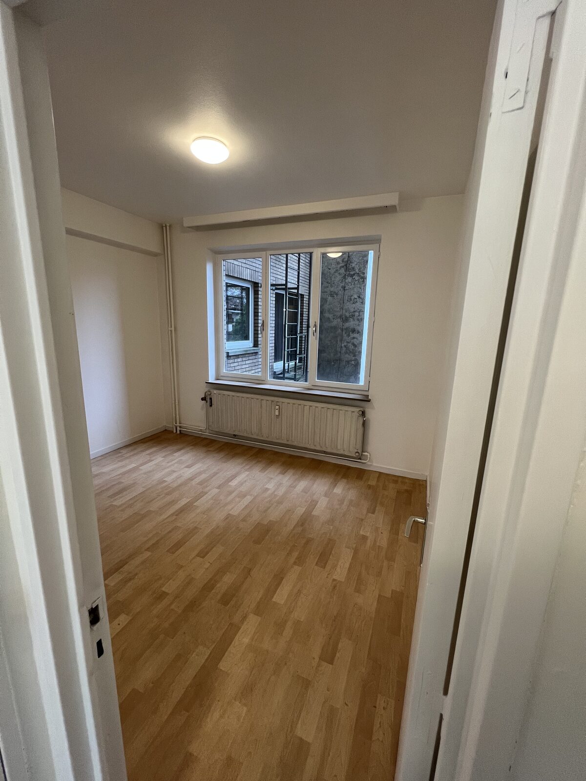 Afzonderlijke slaapkamer met houten vloer van het appartement te huur in Antwerpen