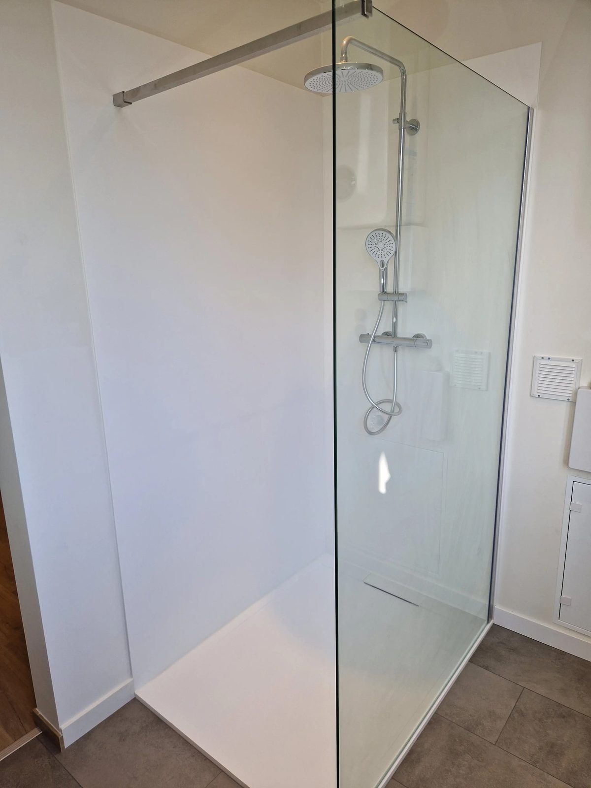 Nieuwe inloopdouche in de en-suite badkamer van het appartement te huur aan de Kloosterstraat 183