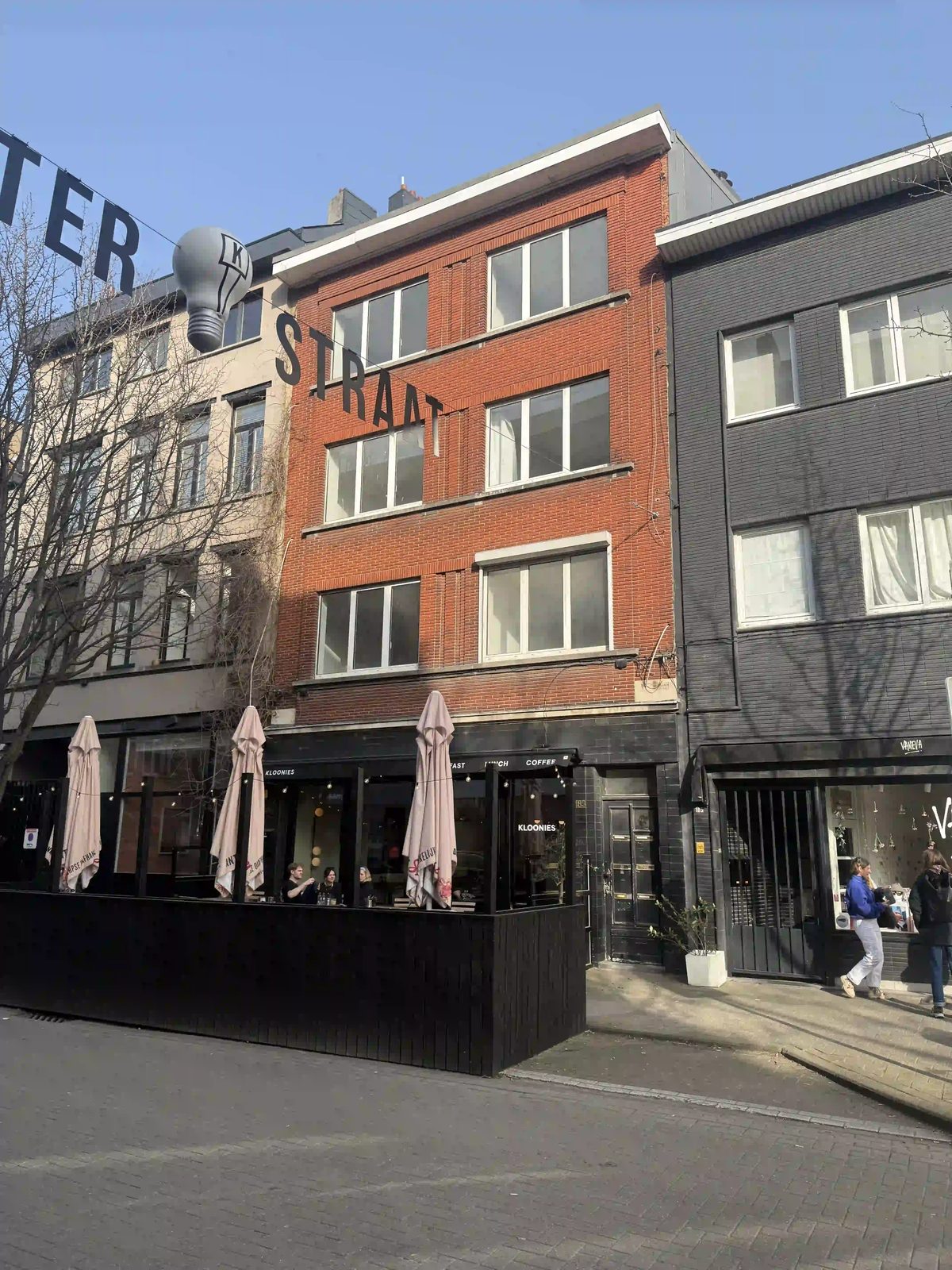 Aanzicht van het gebouw aan de Kloosterstraat 183 in Antwerpen, met het appartement op de tweede verdieping