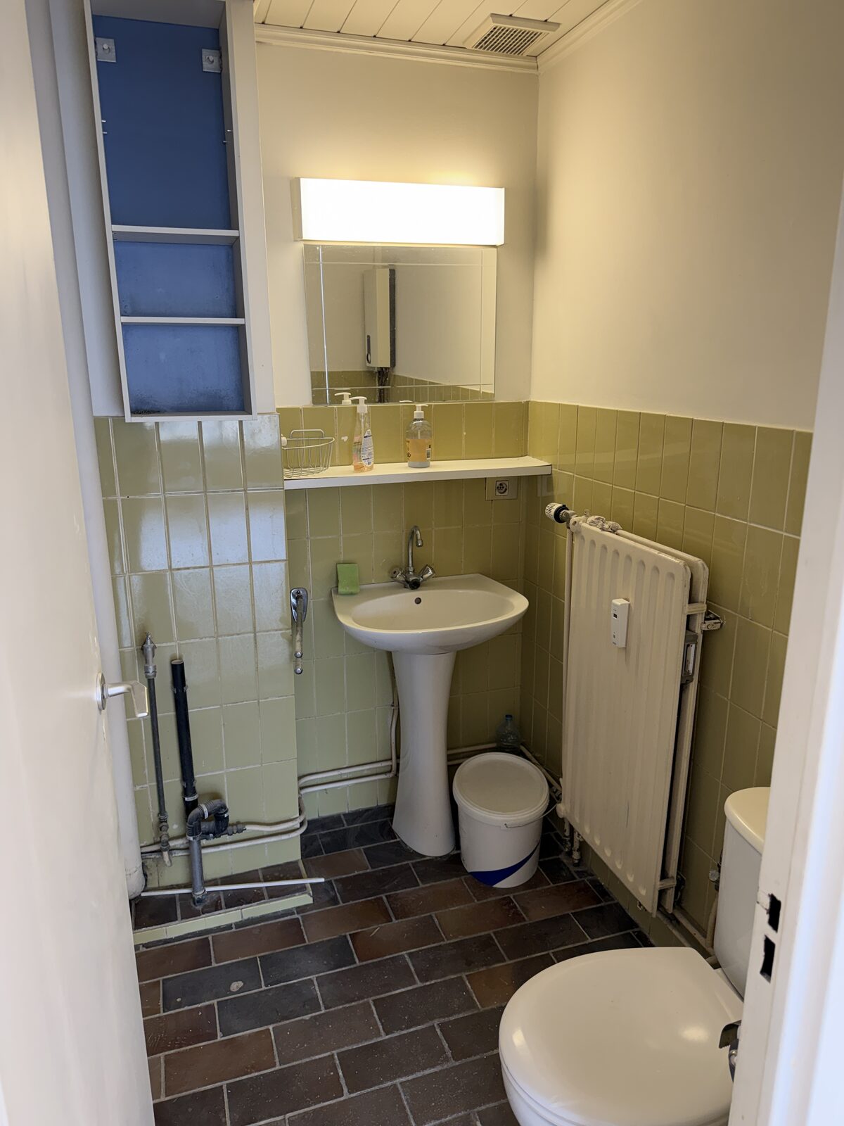 Aparte badkamer met lavabo en toilet in de studio te huur in Antwerpen