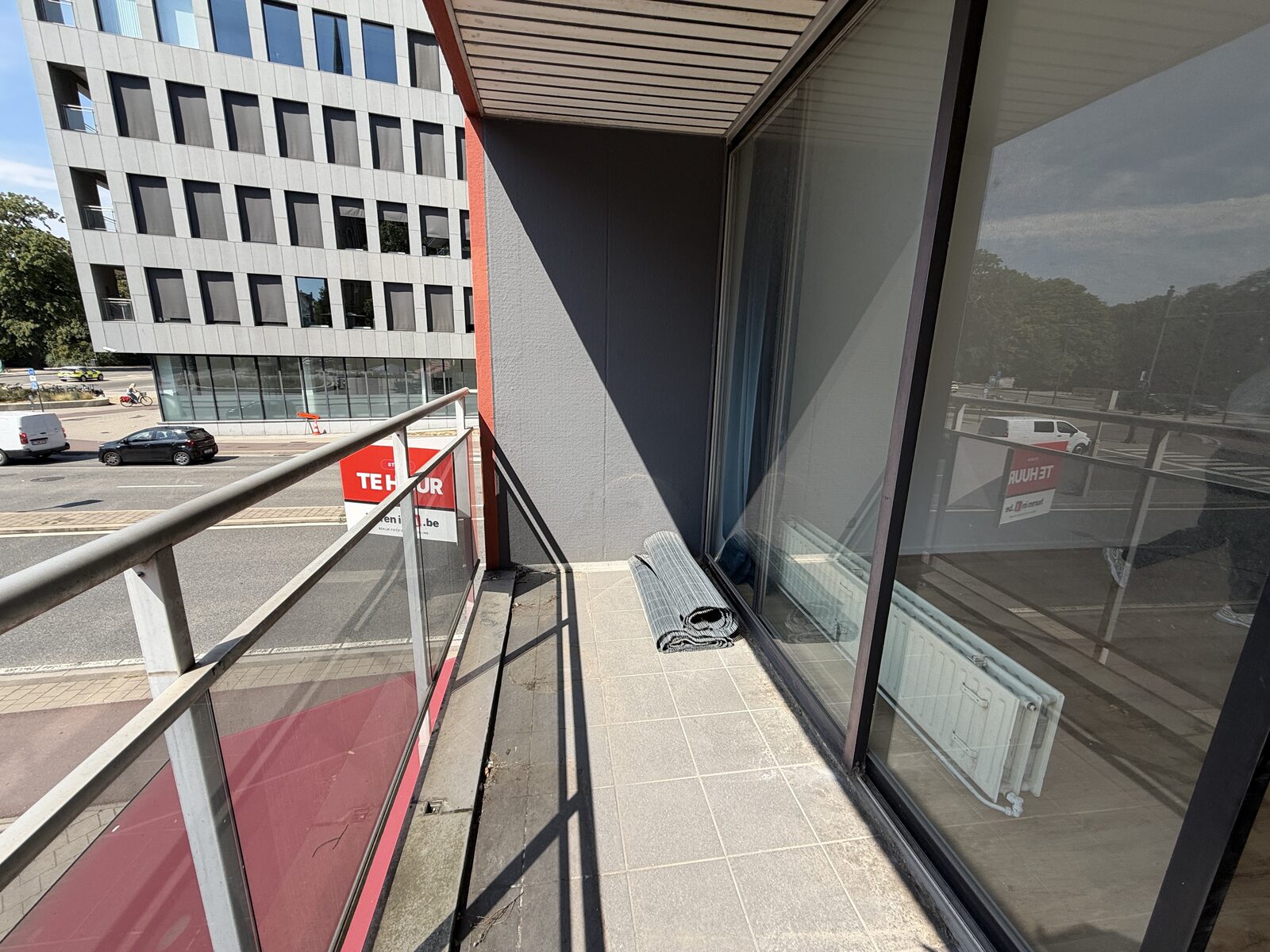 Overdekt privébalkon van de studio aan de Plantin en Moretuslei 8