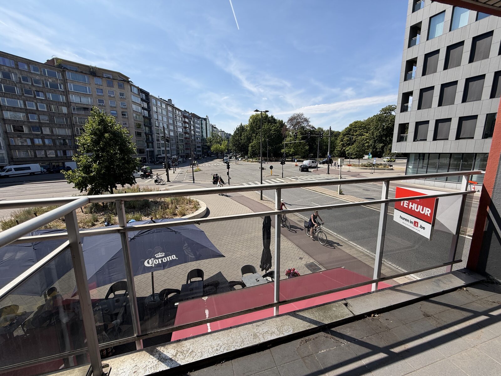 Open stadszicht vanaf het privébalkon van de studio te huur in Antwerpen