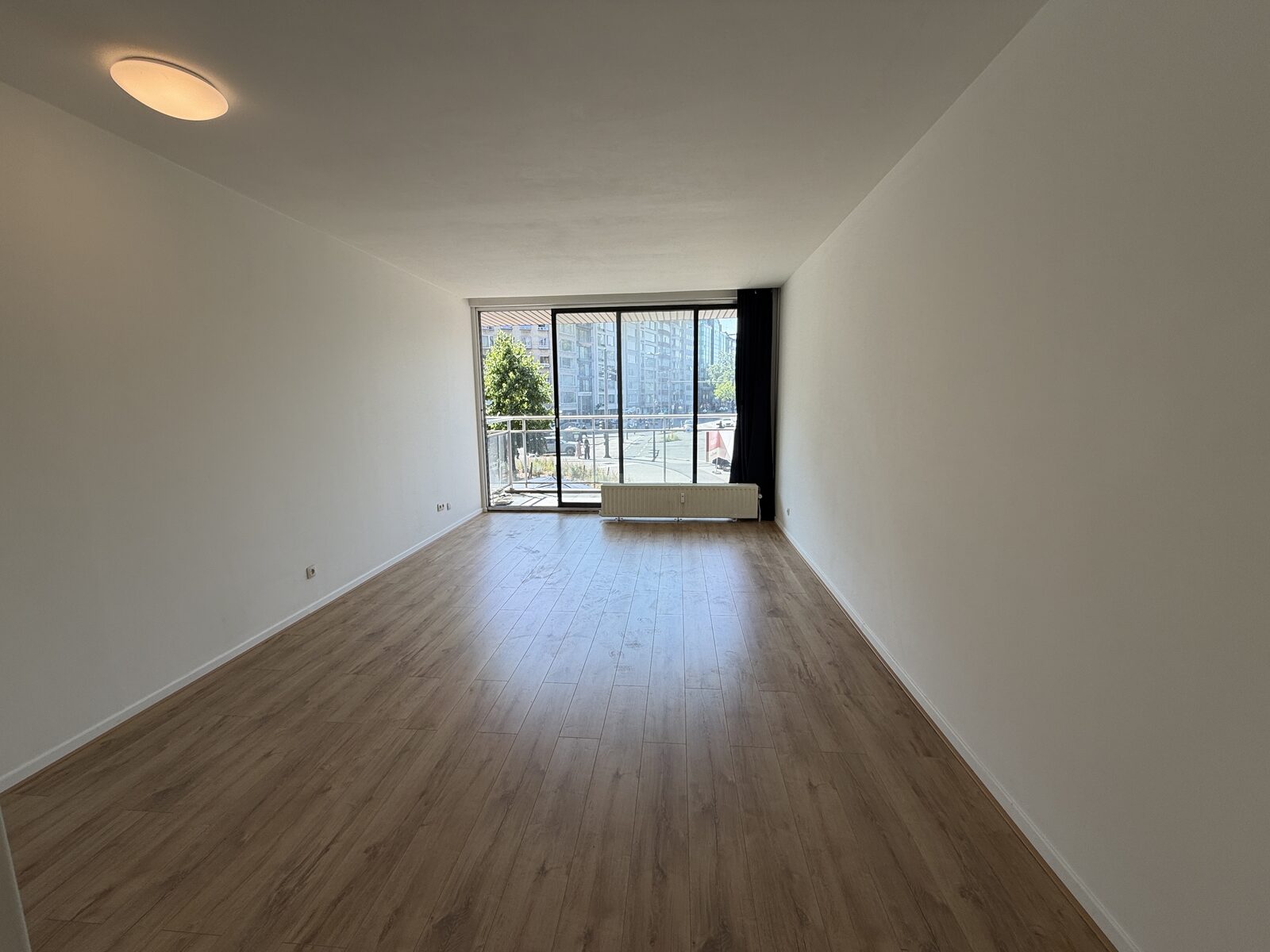 Overzicht van de rechthoekige leefruimte van 39 m² studio te huur Antwerpen