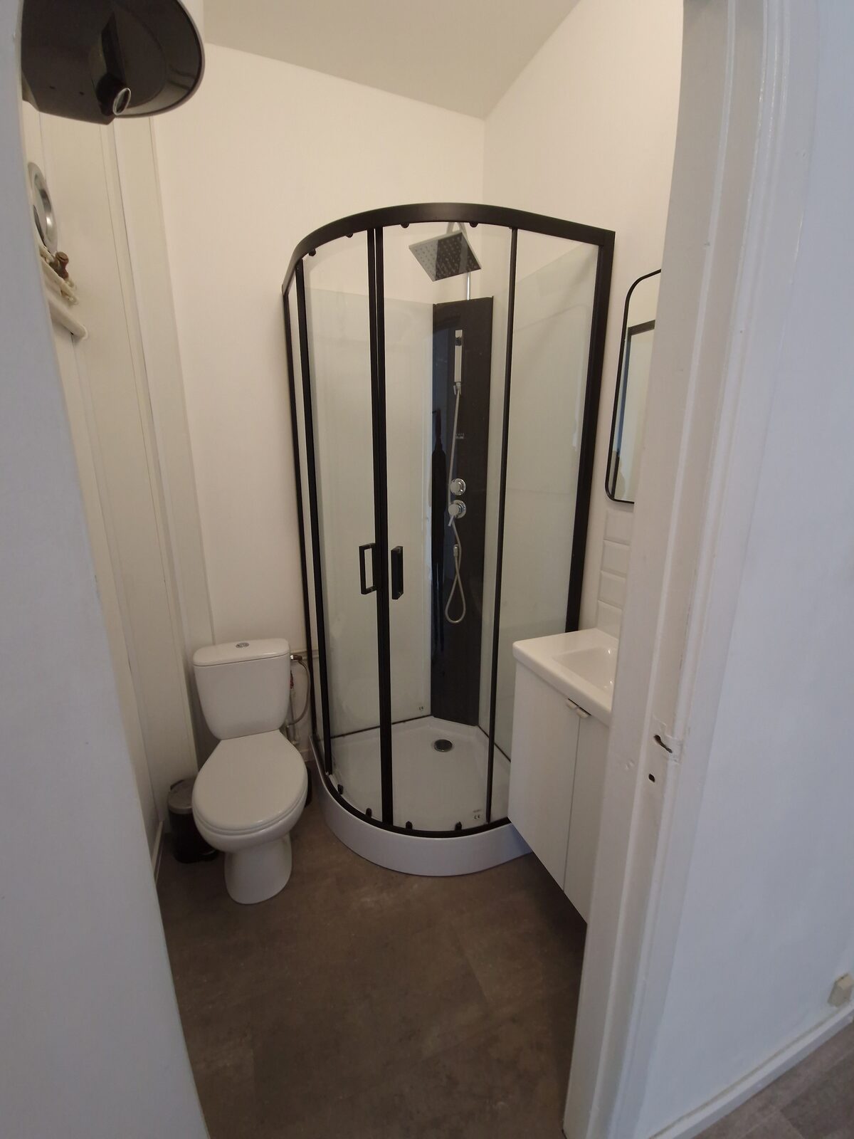 Vernieuwde badkamer met douchecabine en toilet van de studio te huur in Antwerpen
