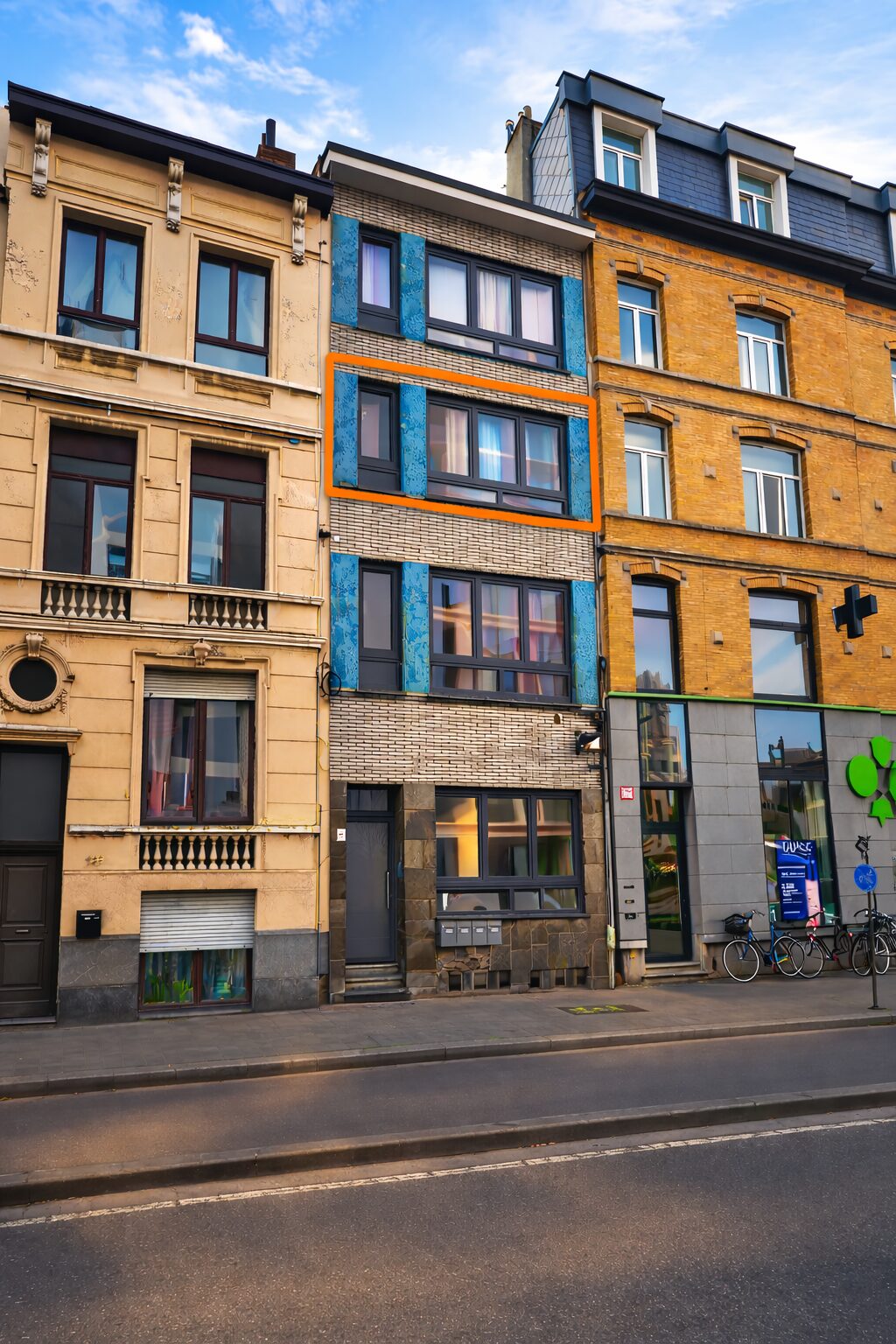 Het gebouw aan de Plantin en Moretuslei 94 in Antwerpen, met de tweede verdieping oranje omlijnd