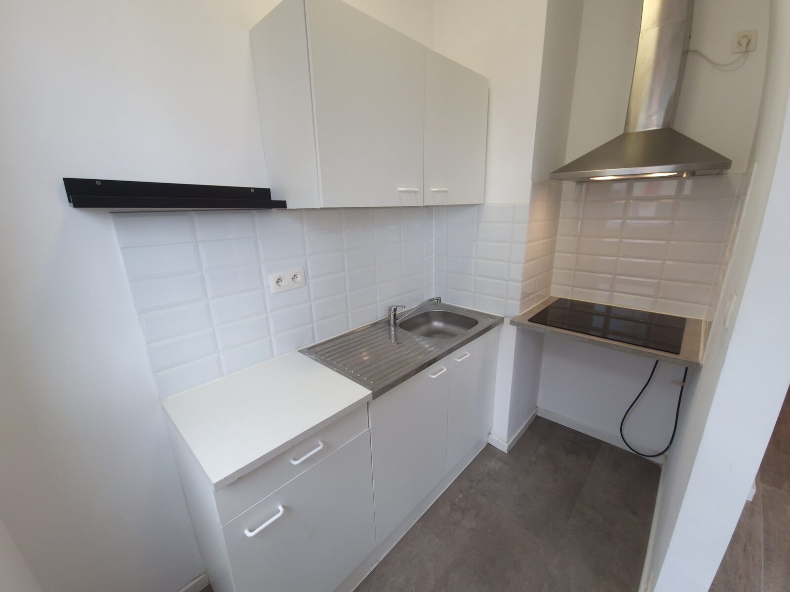 Halfopen keuken met keramische kookplaat, dampkap en spoelbak, studio Antwerpen 2018