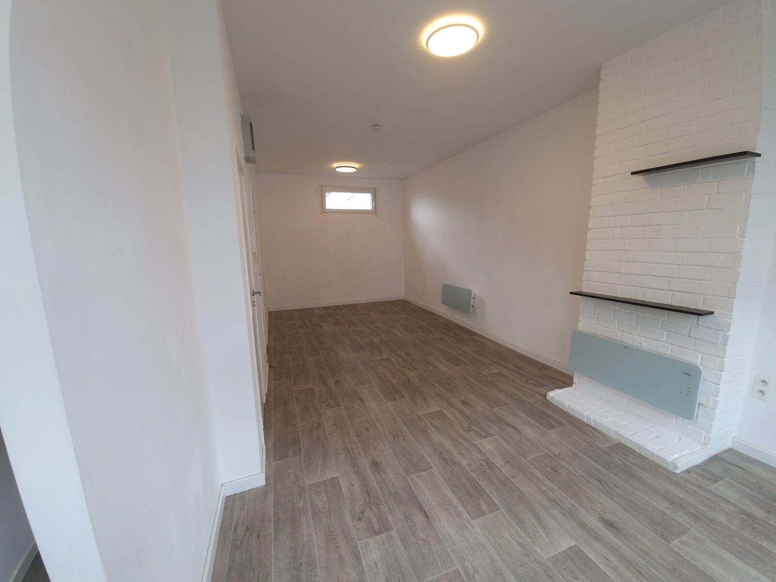 Achterste deel van de leefruimte met elektrische verwarming, studio te huur in Antwerpen